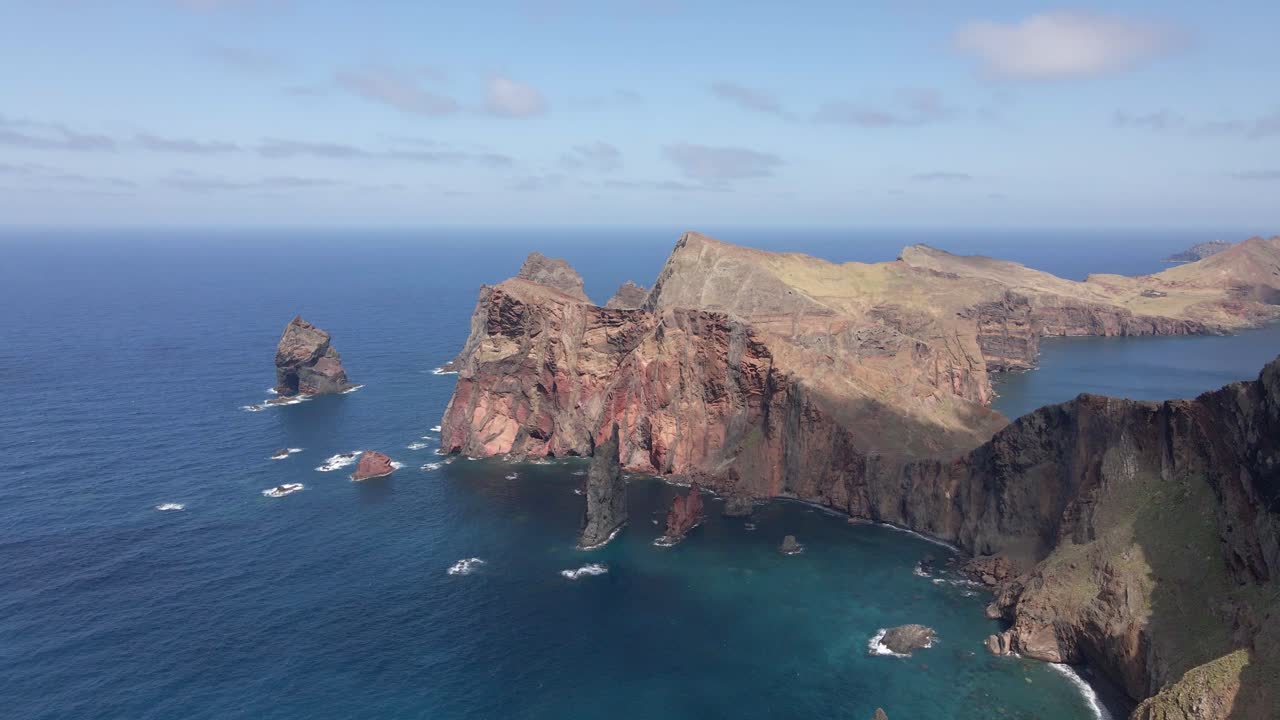 포르투갈의 마데이라 섬에 있는 "ponta de sao lourenco"의 아름다운 공중 또는 드론 샷