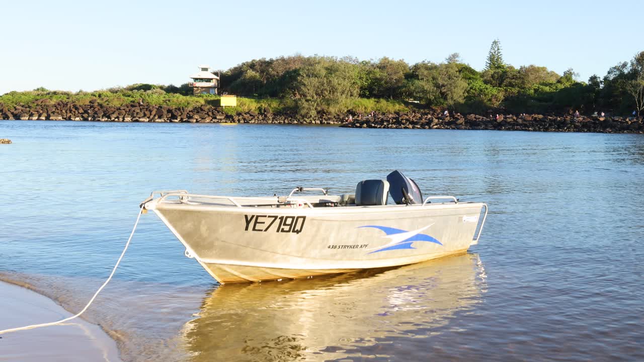 un barco anclado cerca de una costa tranquila