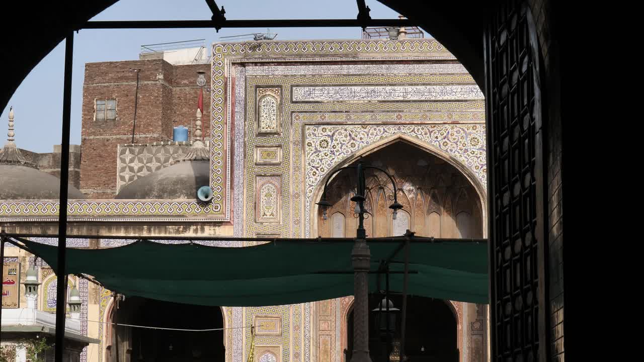 video de la entrada de la famosa mezquita masjid wazir khan en la ciudad amurallada de la puerta delhi de lahore, pakistán