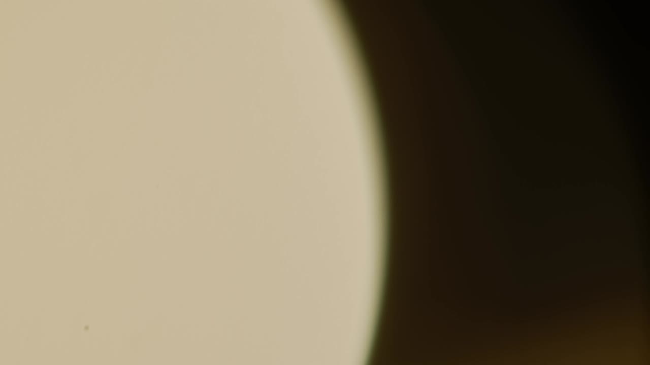 렌즈 빛의 누출 4k 영상. 렌즈 반이는 플레어 보케 오버레이, 불타는 불꽃 배경. 플래시 광선 효과