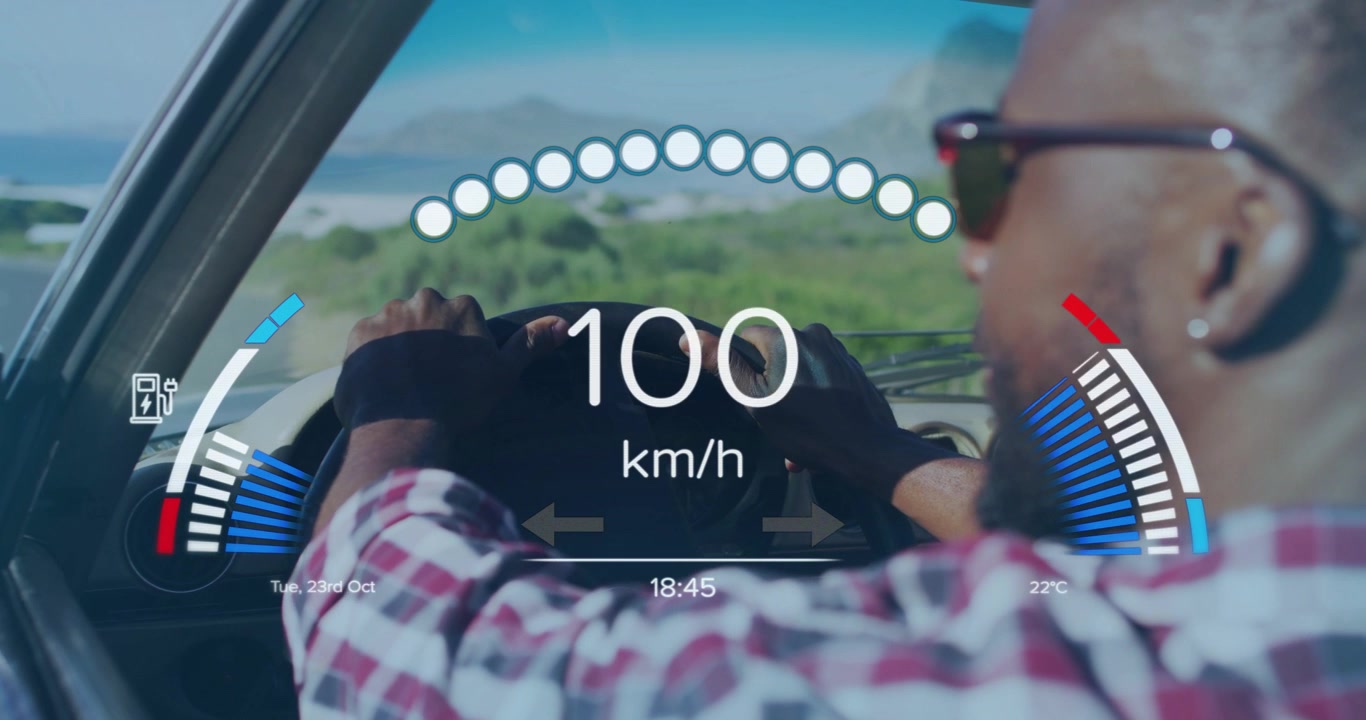 Bestuurder versnelt op een kustweg, monitort gegevens terwijl de head-up display (HUD) van de auto snelheid en verlichting bijwerkt.