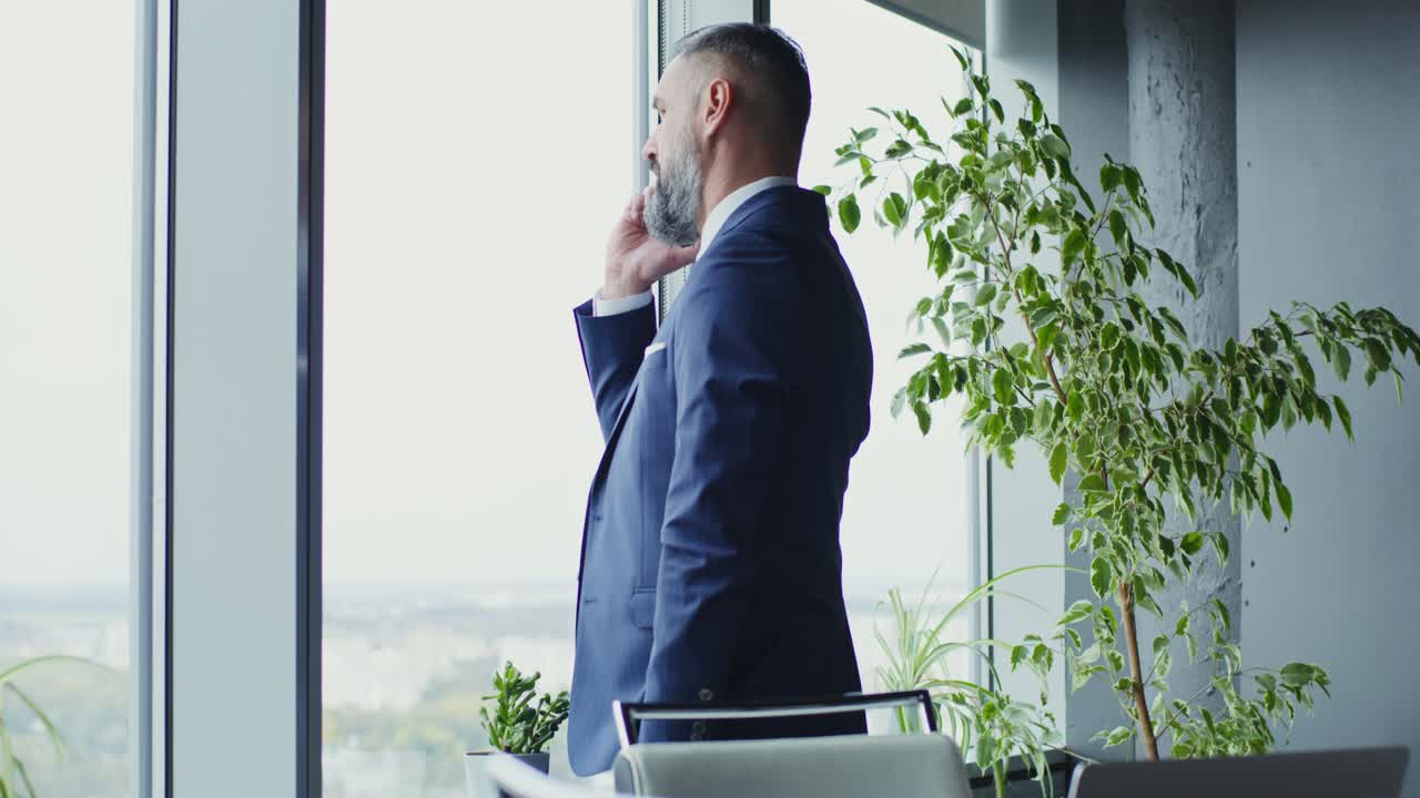hombre de negocios en el teléfono en una oficina moderna