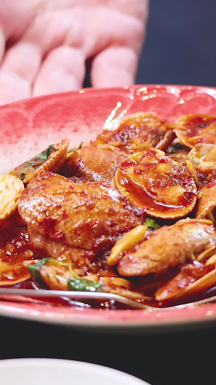 태국 푸켓 에서 제공 되는 매운 긴 조개 요리