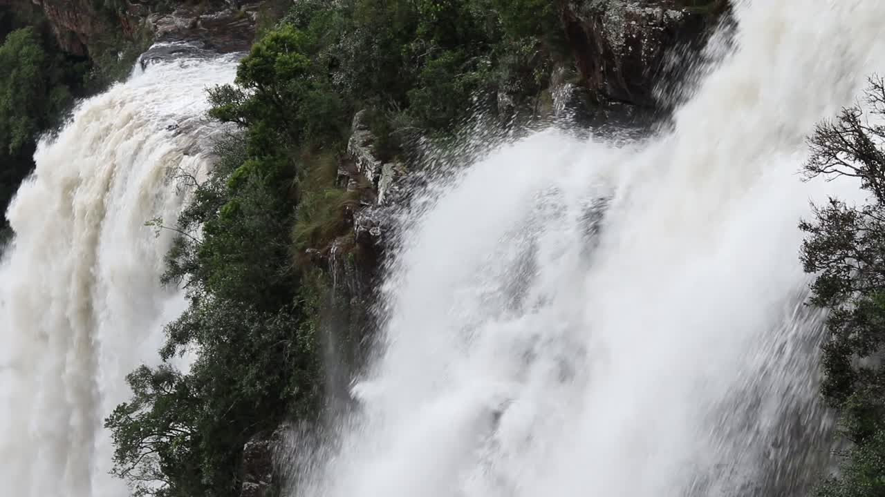 리스본 폭포 중간쯤에서 바위에 부딪히는 정적인 물줄기