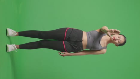 mujer en ropa deportiva rechazando algo