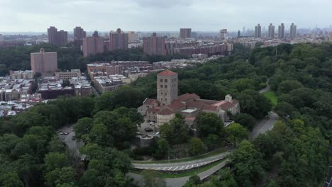 Lange-Umlaufbahn-Gegen-Den-Uhrzeigersinn-Des-Klostermuseums-In-Upper-Manhattan,-New-York,-Mit-Blick-Auf-Midtown-Und-Washington-Heights-Im-Hintergrund