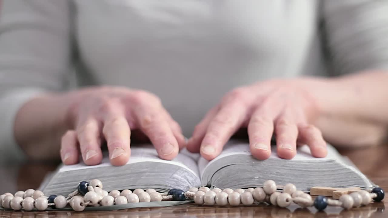 성경 위에 기도하는 손 스톡 비디오 스톡 영상