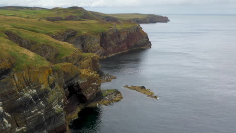 Luftaufnahme-Von-Whaligoe-Haven,-Vorbei-An-Den-Felsigen-250-Fuß-Klippen-Mit-Blick-Auf-Die-Nordsee-In-Schottland