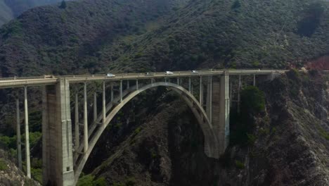 puente bixby open-spandrel canyon en la costa de big sur de california, vista aérea de drones