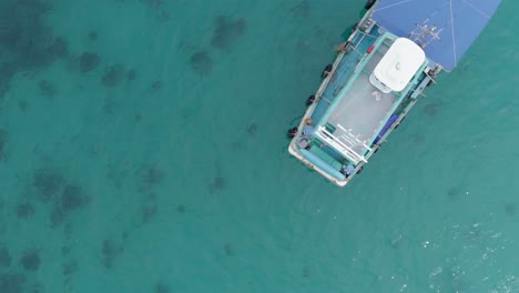 Aerial-view-of-ship