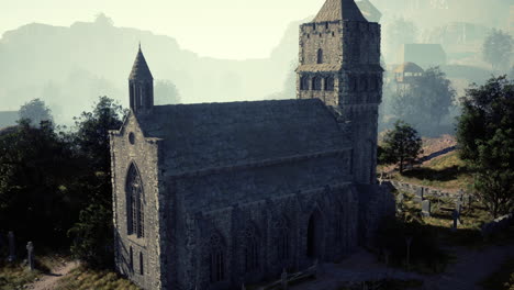 antigua iglesia en un valle de montaña brumoso