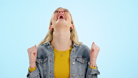 witte vrouw, opgewonden en winnaar van de prijs