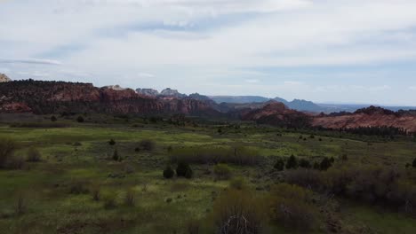 vista aérea que se eleva sobre el valle del parque nacional zion, utah