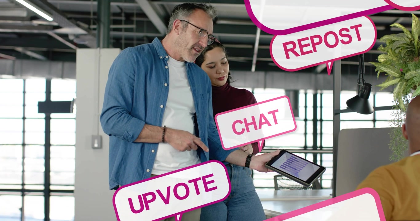 Pystyvideo: Tiimi napauttaa ja kallistaa tablettia, UPVOTE tai CHAT tai REPOST ilmestyy yritysdemossa.