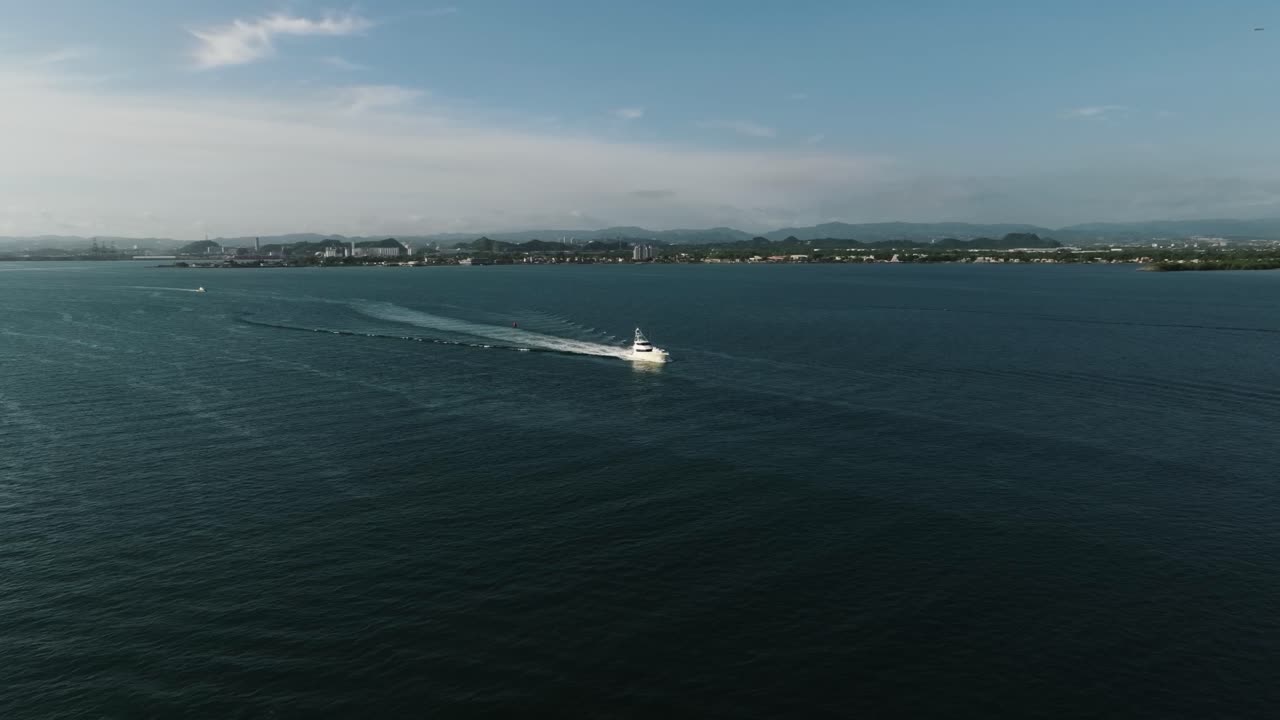 barco saliendo de la vieja bahía de san juan después de la pesca del 70o torneo internacional de billfish