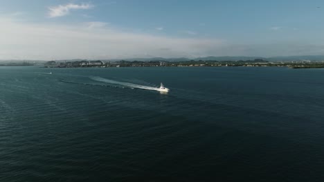 barco saliendo de la vieja bahía de san juan después de la pesca del 70o torneo internacional de billfish