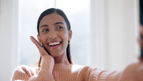 Sonrisa,-Selfie-Y-Mujer-Joven-En-Su-Casa