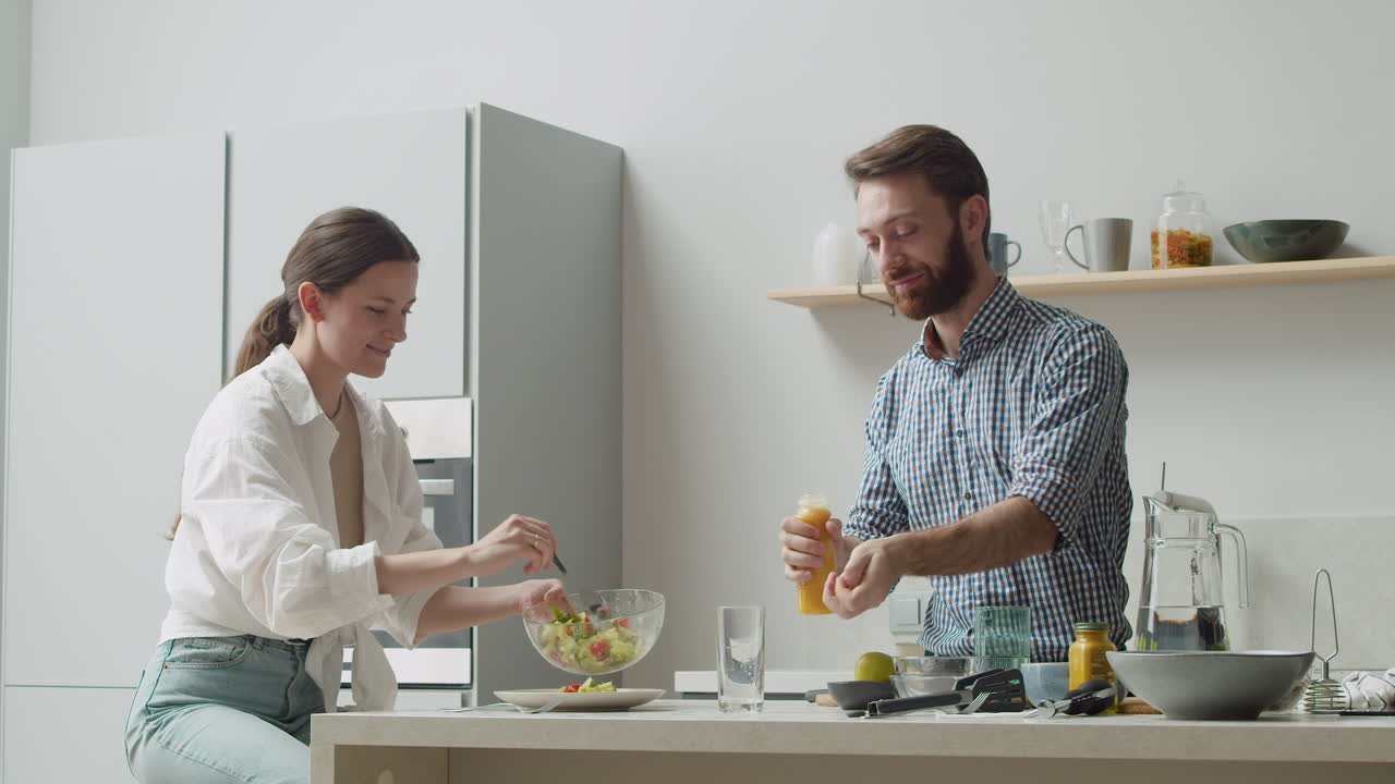 casal rindo pronto para almoçar com uma salada deliciosa e saudável