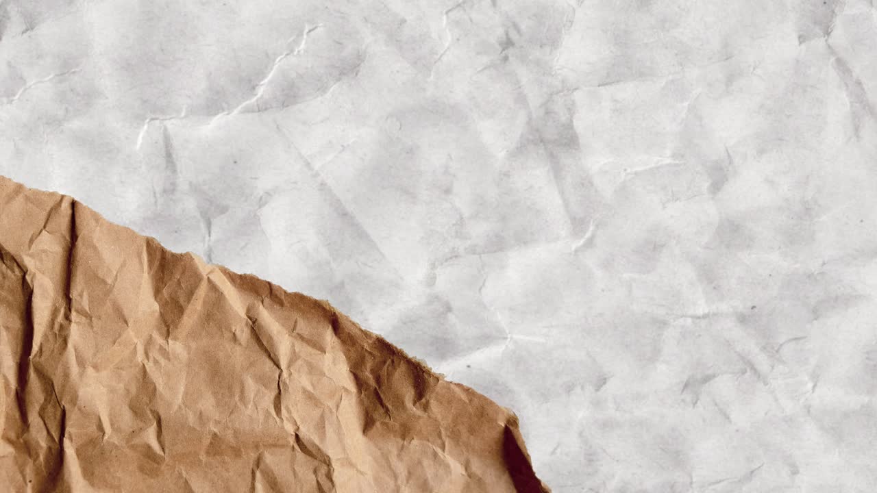 Sfondo astratto di carta bianca stropicciata con carta marrone in movimento