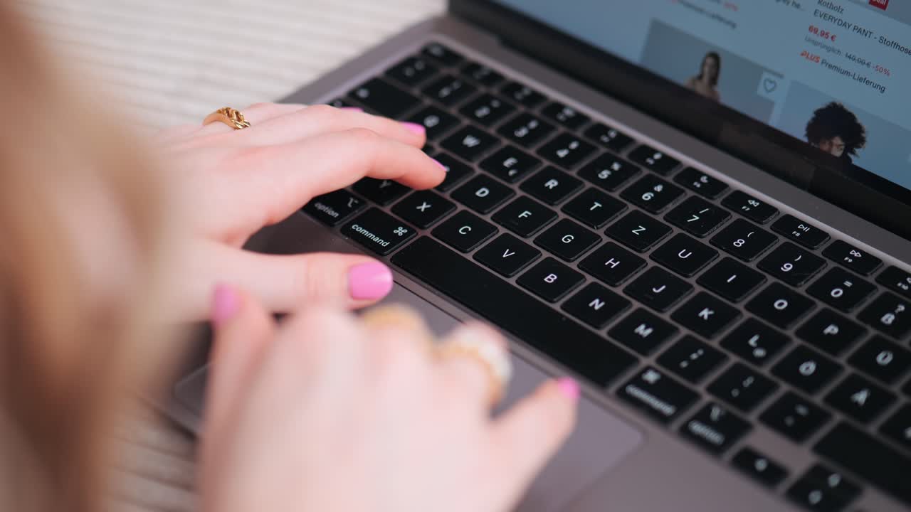 sobre el hombro de las manos de una hermosa mujer navegando por su cuaderno