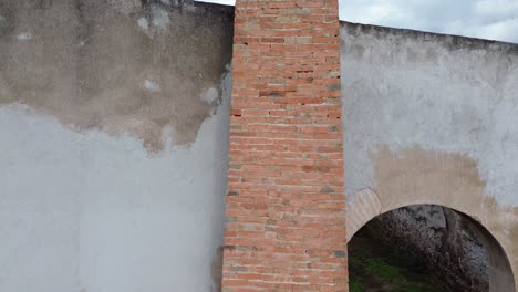 una antigua y perdida hacienda decorada por arcos y un cielo azul, son la magia de este lugar que hacía tequila y mezcal, guiado por bueyes y caballos