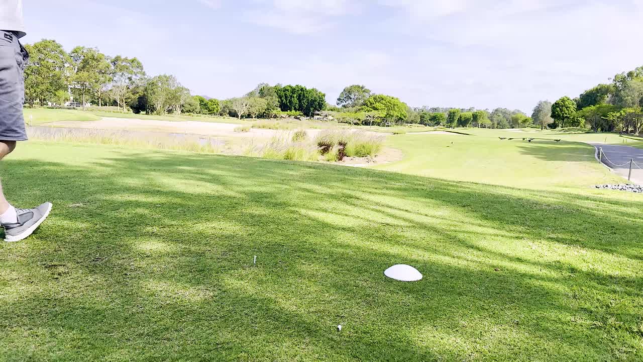 골퍼 가 울창 한 초록색 코스 에서 스 을 실행 하고 있다