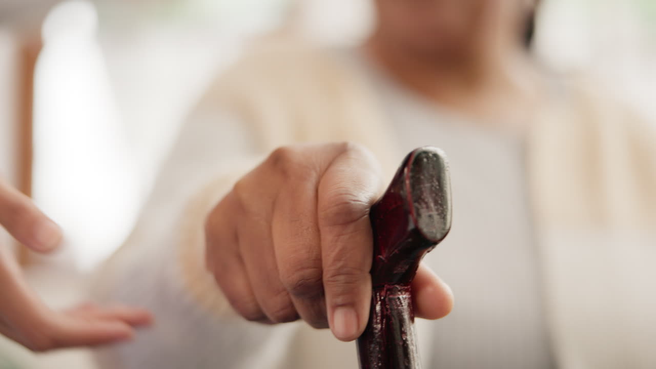 Infermiera, mani e persona di supporto con bastone da passeggio