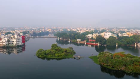 Udaipur,-Auch-Bekannt-Als-Die-Stadt-Der-Seen,-Ist-Eine-Stadt-Im-Bundesstaat-Rajasthan-In-Indien.-Es-Ist-Die-Historische-Hauptstadt-Des-Königreichs-Mewar-Im-Ehemaligen-Rajputana-Gebiet.