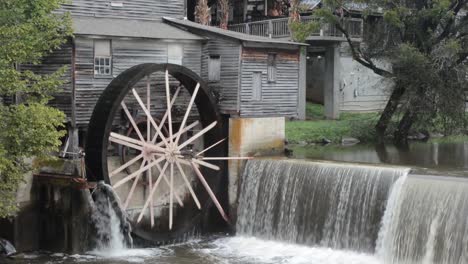 Water-wheel-in-Pigeon-Forge,-Tennessee