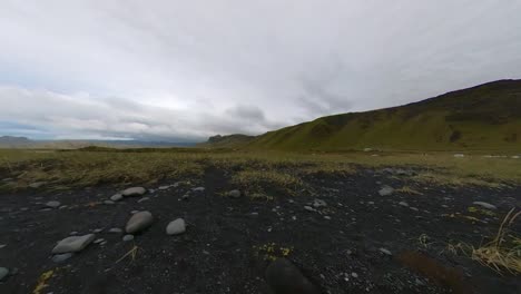 Reynisfjara-Schwarzer-Sandstrand-In-Island