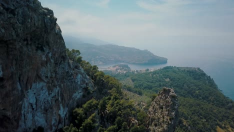 impresionante vista aérea amplia de 4k del puerto de sóller en mallorca - serra de tramuntana - islas baleares