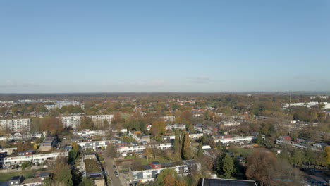 Foque-Alto-De-Una-Pintoresca-Ciudad-Pequeña-En-Otoño