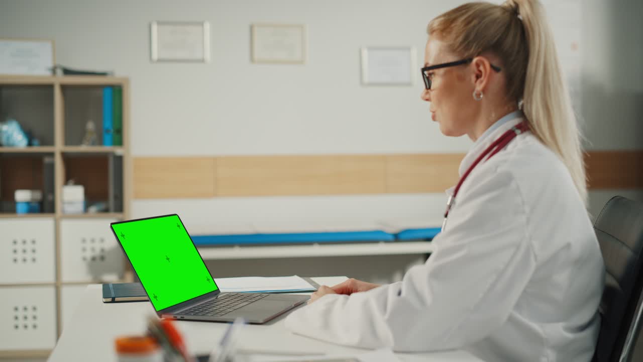 consulta médica en línea del médico: una médica caucásica está haciendo una videoconferencia en una computadora portátil con pantalla verde. profesional de la salud dando consejos, explicando los resultados de las pruebas.