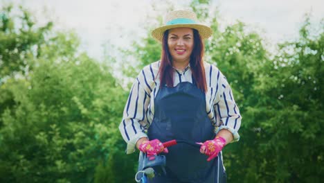 mujer jardineria