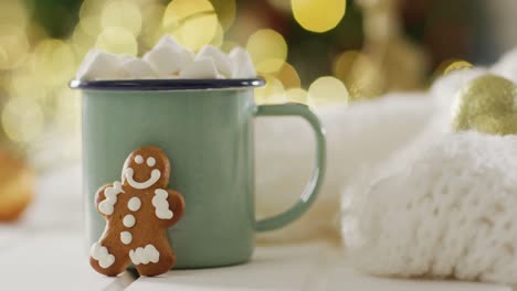 video de hombres de pan de jengibre y chocolate caliente sobre el árbol de navidad y las luces