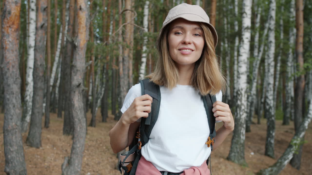 mujer caminando en el bosque