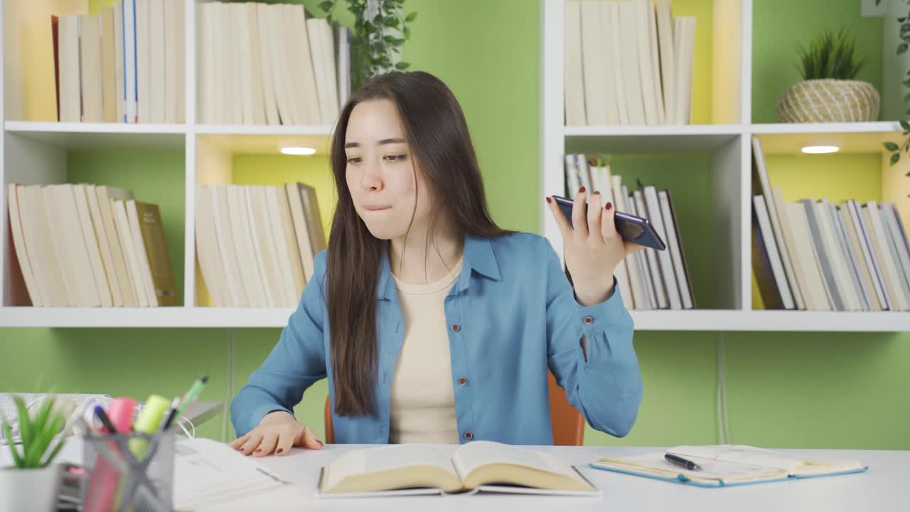 아시아 십대 소녀는 휴대폰이 끊어졌기 때문에 화가 났어요