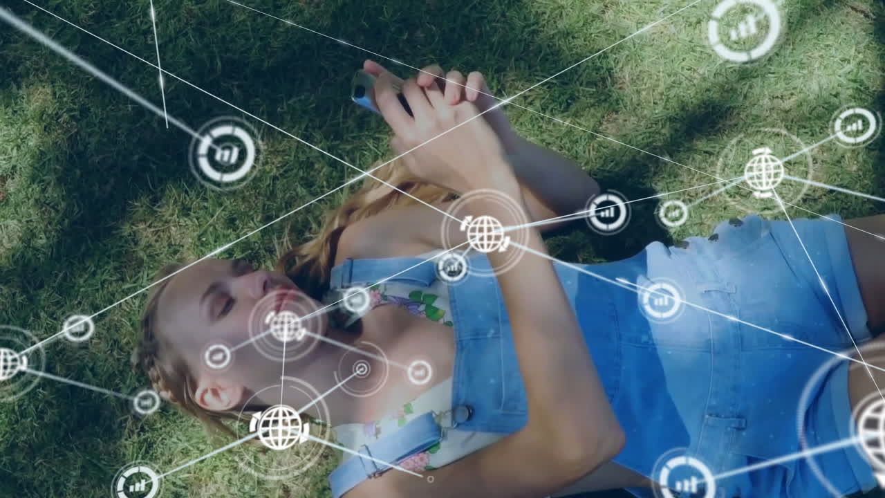 잔디에 누워있는 여성, 네트워크 연결 애니메이션을 가진 스마트폰을 사용하는 여성