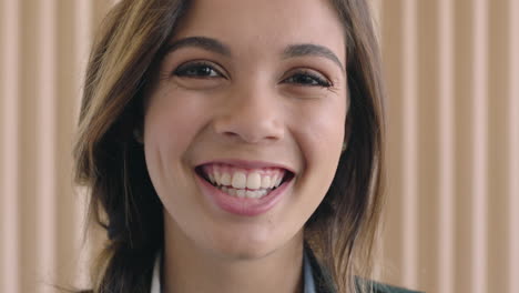 bonita mujer hispana retrato en primer plano de una hermosa mujer joven riendo feliz ante la cámara con una elegante chaqueta de cuero en un fondo de madera