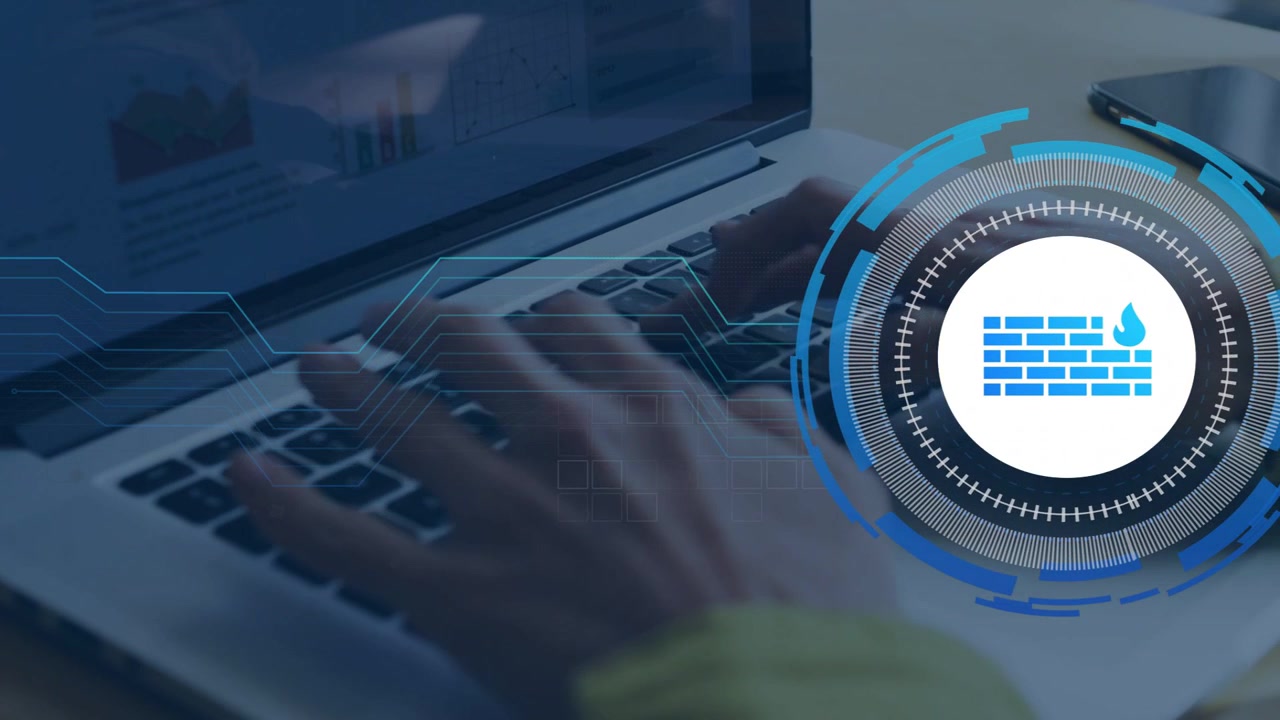 Donna che digita su un laptop, la pressione di un tasto avvia un HUD per la sicurezza, con linee di circuito che animano la tastiera