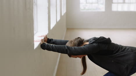 hermosa mujer de yoga estirando el cuerpo flexible preparándose para hacer ejercicio en el gimnasio disfrutando de un estilo de vida saludable