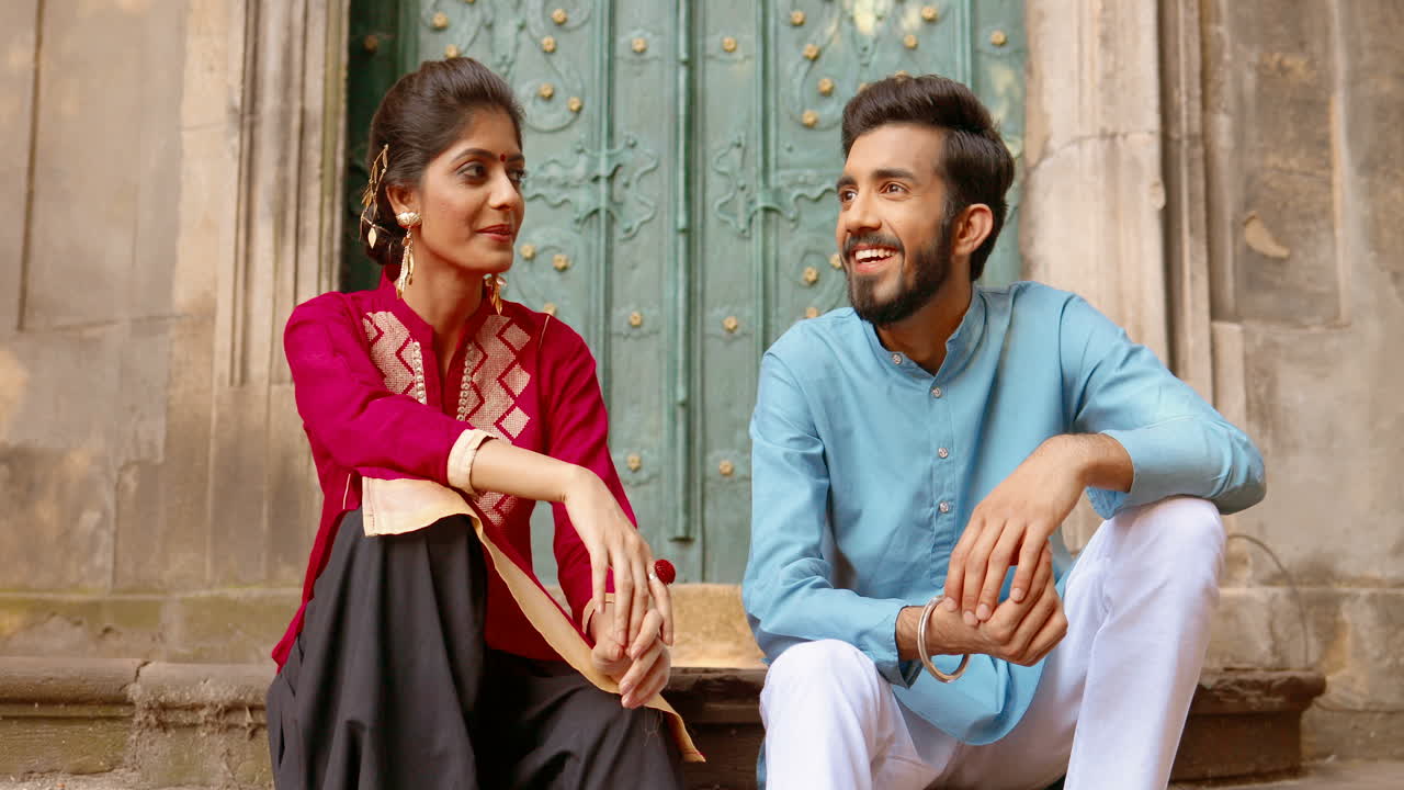 bella coppia indiana seduta all'aperto