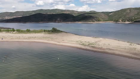 toma aérea de un gran embalse y lago