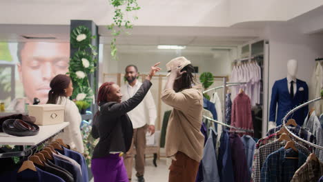 Clientes-Disfrutando-De-Las-Ventas-De-La-Tienda-De-Ropa.