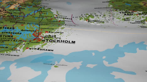 foto de seguimiento que muestra estocolmo y sus alrededores en un mapa de papel