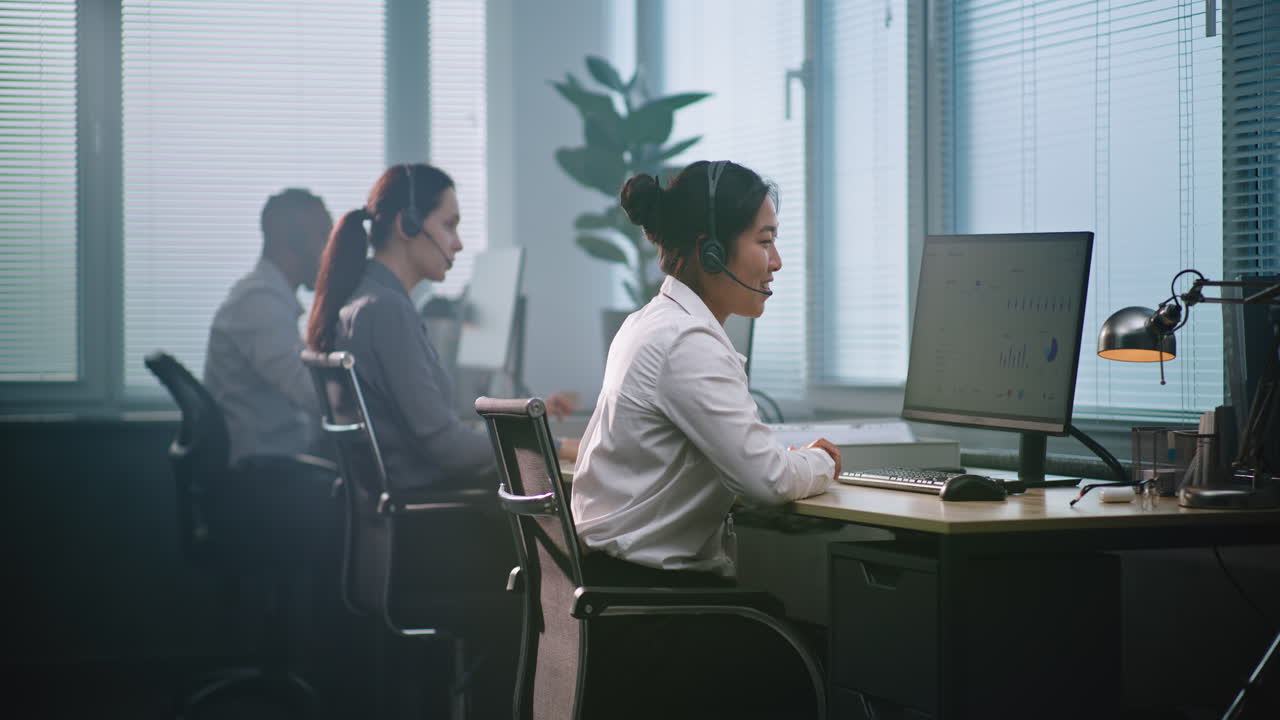 콜 센터 에이전트들이 일하고 있습니다.