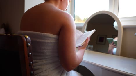 Mujer-Caucásica-Leyendo-Junto-A-La-Ventana-En-Una-Tarde-Soleada