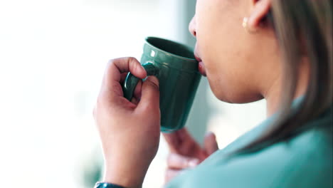 Primer-Plano,-Taza-Y-Una-Persona-Con-Café