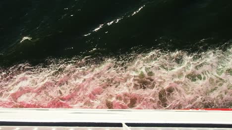 disparo de arriba hacia abajo del agua que pasa alrededor del casco de un ferry