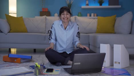 Mujer-Trabajadora-De-Oficina-En-Casa-Recibiendo-Buenas-Noticias-De-La-Cámara.